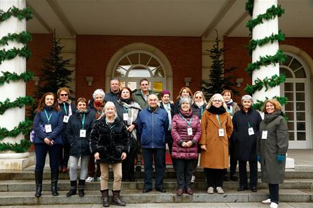 13/12/2024. Visita del Programa Moncloa Abierta. Participantes en el programa Moncloa Abierta, en la escalinata del edificio del Consejo de Ministros.